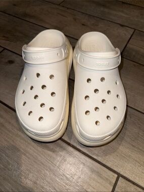 CROCS Classic Clog in Off-White Unisex M8/W10
